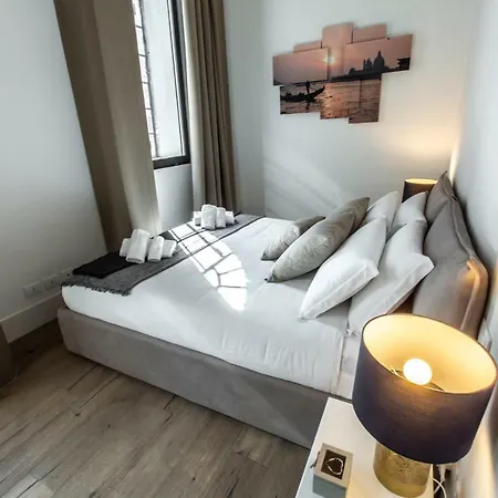 Appartamento Elegant Fornasa Vecia, Canal View With A Beautiful Garden R&r Venezia